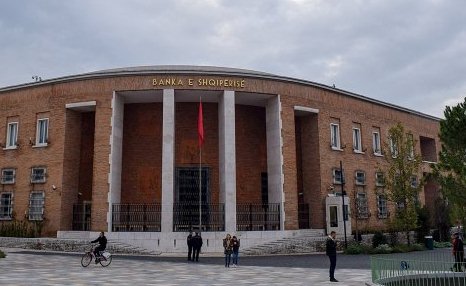 Shqiptaret vijojne te kursejne: Rriten me 660 mln euro depozitat bankare